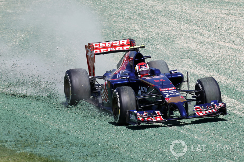 Daniil Kvyat, Toro Rosso STR9, door de grindbak