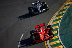 Sebastian Vettel, Ferrari SF71H, y Lewis Hamilton, Mercedes AMG F1 W09