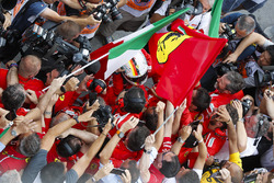 Sebastian Vettel, Ferrari, viert de overwinning in parc ferme