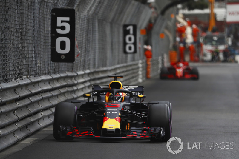 Daniel Ricciardo, Red Bull Racing RB14, precede Sebastian Vettel, Ferrari SF71H