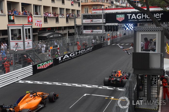 El ganador de la carrera Daniel Ricciardo, Red Bull Racing RB14 toma la bandera a cuadros