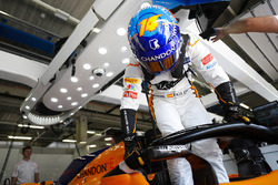 Fernando Alonso, McLaren MCL33, entra nell'abitacolo della sua monoposto