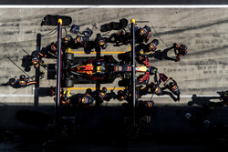 Daniel Ricciardo, Red Bull Racing RB14, makes a pit stop