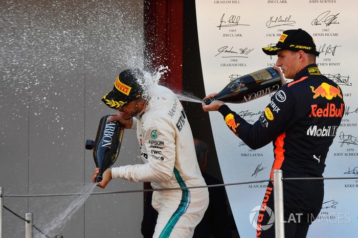 Ganador, Lewis Hamilton, Mercedes-AMG F1 y Max Verstappen, Red Bull Racing celebran