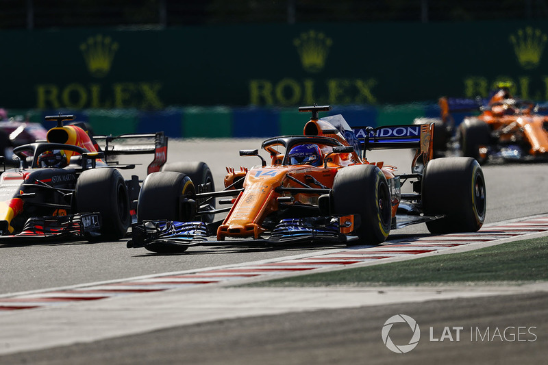 Fernando Alonso, McLaren MCL33, batalla con Daniel Ricciardo, Red Bull Racing RB14
