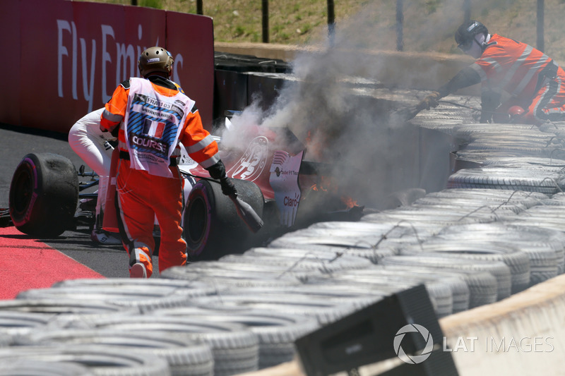 Marcus Ericsson, Sauber C37 est sorti de sa piste avant que sa voiture ne prenne feu