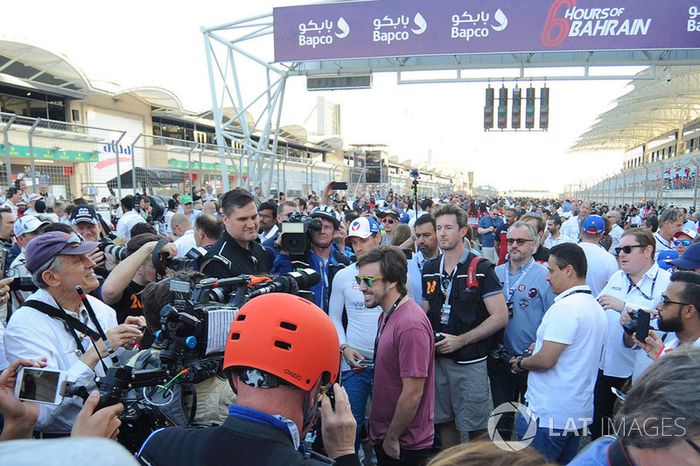 Fernando Alonso en la parrilla de salida