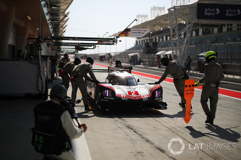 #2 Porsche Team Porsche 919 Hybrid: Timo Bernhard, Earl Bamber, Brendon Hartley in the pits