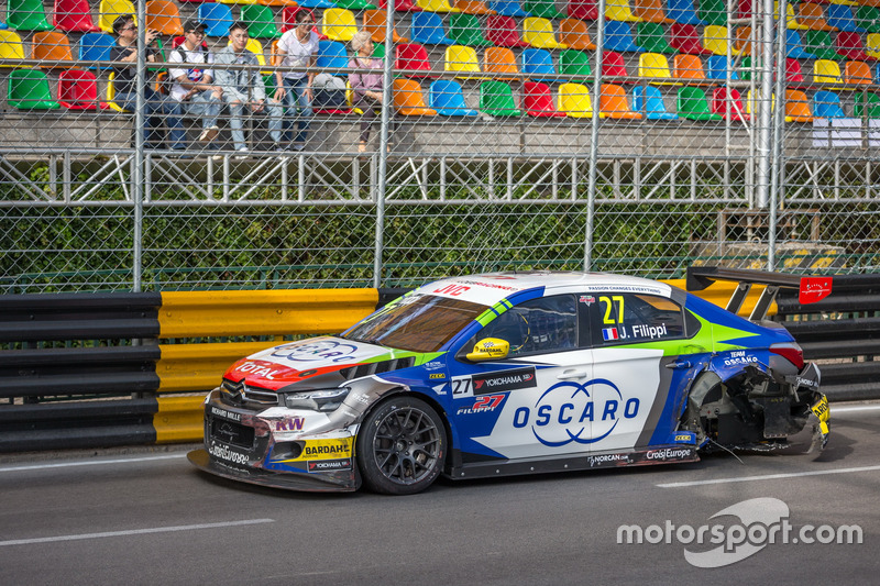 После аварии: Джон Филиппи, Sébastien Loeb Racing, Citroën C-Elysée WTCC