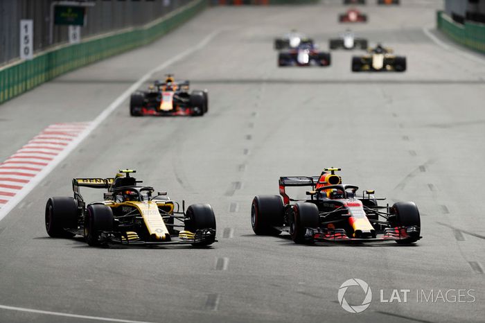 Max Verstappen, Red Bull Racing RB14 Tag Heuer, batalla con Carlos Sainz Jr., Renault Sport F1 Team R.S. 18