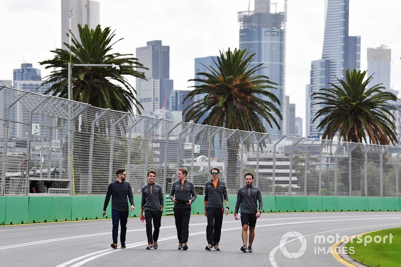 Lando Norris, McLaren, ispeziona il circuito con il suo team