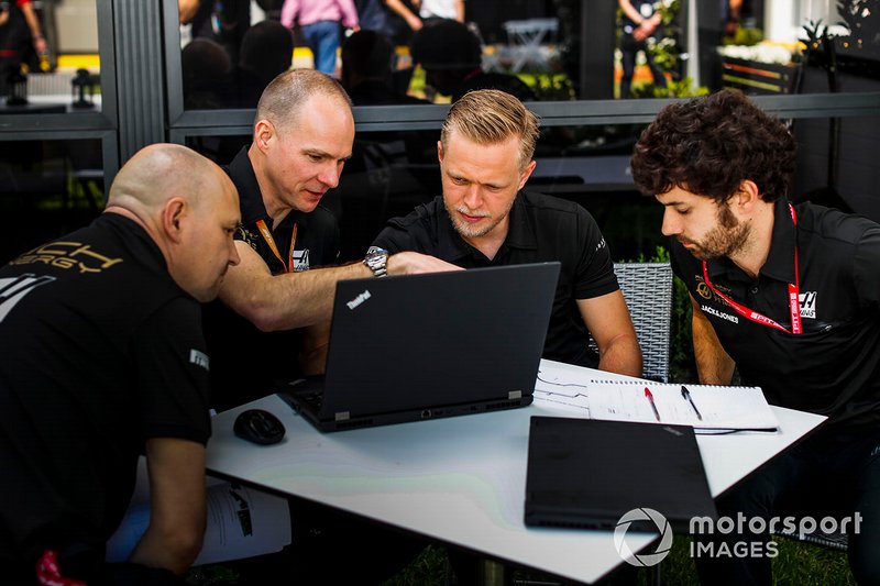 Kevin Magnussen, Haas F1 Team with engineers