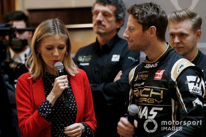 El presentador Nicki Shields y Romain Grosjean, del equipo Haas F1