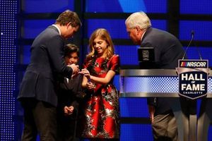 Jeff Gordon mit Sohn Leo, Tochter Ella und Rick Hendrick