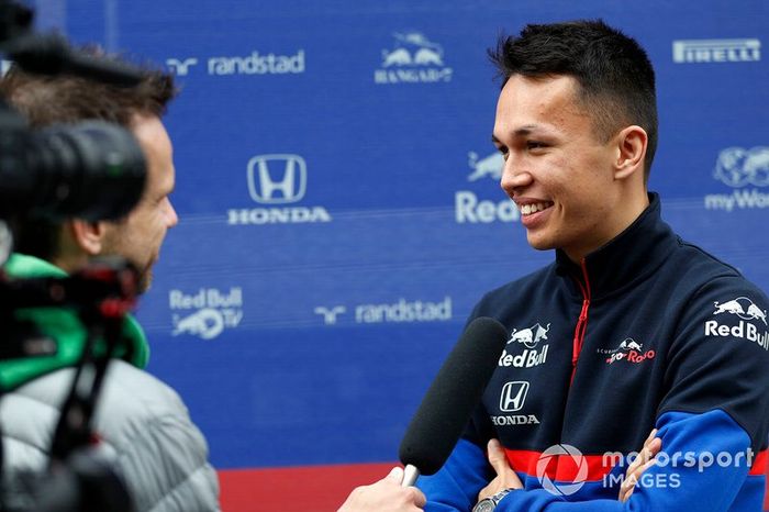Alex Albon, Scuderia Toro Rosso con los medios