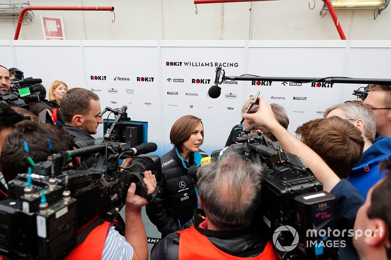 Заступник керівника Williams Клер Вільямс спілкується з пресою