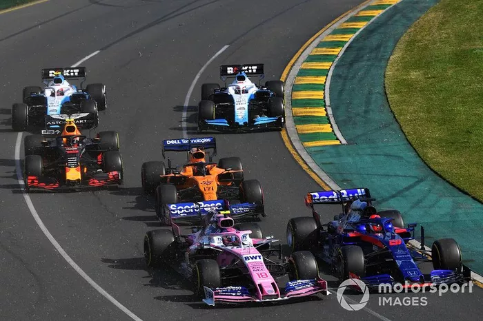 Daniil Kvyat, Toro Rosso STR14, Lance Stroll, Racing Point RP19, Carlos Sainz Jr., McLaren MCL34, Pierre Gasly, Red Bull Racing RB15, George Russell, Williams Racing FW42, and Robert Kubica, Williams FW42, al inicio