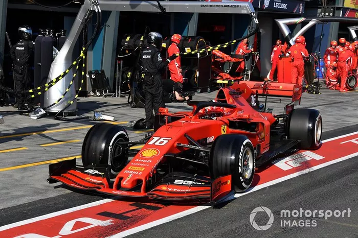 Charles Leclerc, Ferrari SF90, lascia il pit dopo la sosta