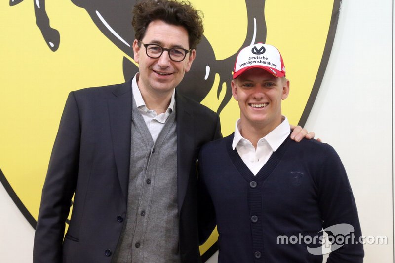La gran noticia de 2019 llegaría con su fichaje por Ferrari, pasando a formar parte de la academia de jóvenes pilotos de los de Maranello