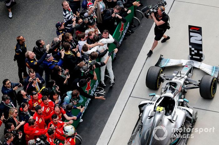 Lewis Hamilton celebra su victoria en China
