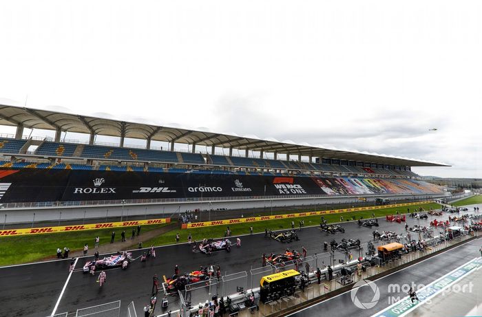 Parrilla de salida con Lance Stroll, Racing Point RP20. Max Verstappen, Red Bull Racing RB16 y Sergio Pérez, Racing Point RP20 