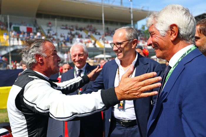 Jean Alesi s'entretient avec Stefano Domenicali, PDG de Formula One Group, avant le Grand Prix d'Italie de Formule 1.