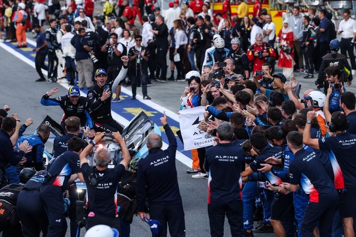 Race winner #35 Alpine Endurance Team Alpine A424: Paul-Loup Chatin, Ferdinand Habsburg, Charles Milesi