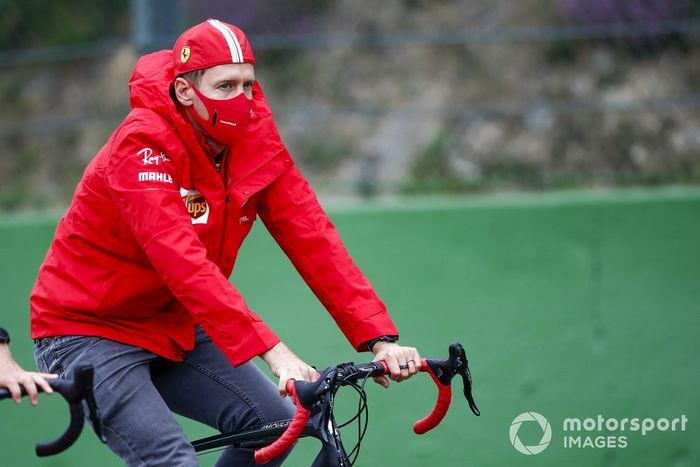 Sebastian Vettel, Ferrari, recorre la pista en bici