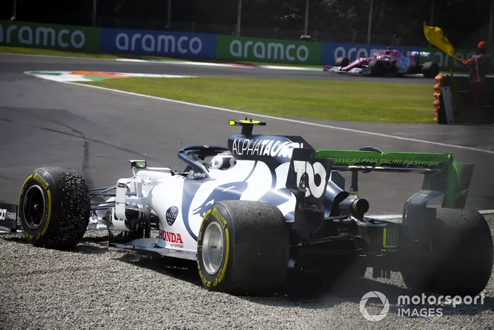 Pierre Gasly, AlphaTauri AT01 spins into the gravel