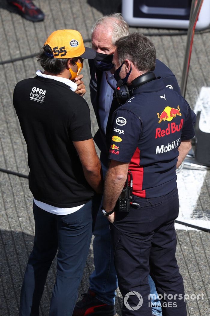 Carlos Sainz Jr., McLaren, con Helmut Marko, Consultor, Red Bull Racing, y Christian Horner, Director de Equipo, Red Bull Racing
