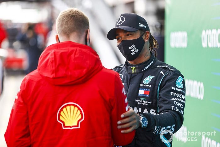 Mick Schumacher felicita a Lewis Hamilton, Mercedes-AMG F1, 1er puesto, por igualar el récord de victorias de su padre de 91 victorias y le regala el casco de su padre Michael Schumacher