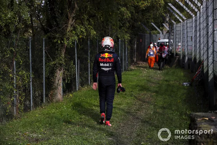 Max Verstappen, Red Bull Racing después de retirarse de la carrera