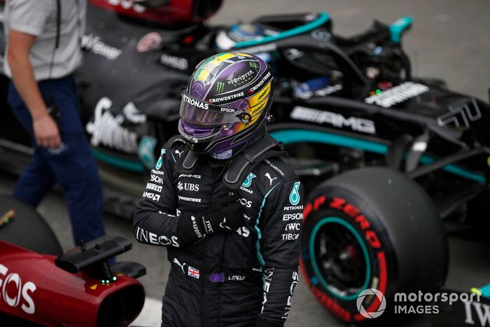 Lewis Hamilton, de Mercedes, celebra tras conseguir la pole para la carrera Sprint