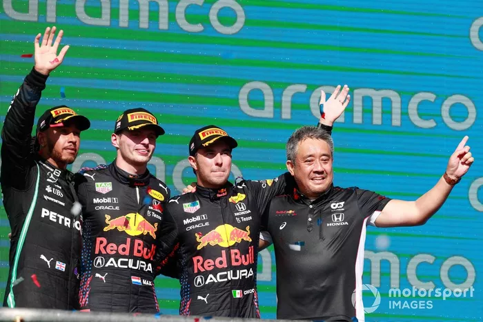 Podio: segundo lugar Lewis Hamilton, Mercedes, ganador Max Verstappen, Red Bull Racing, tercer lugar Sergio Pérez, Red Bull Racing y Masashi Yamamoto, Director de Honda Motorsport