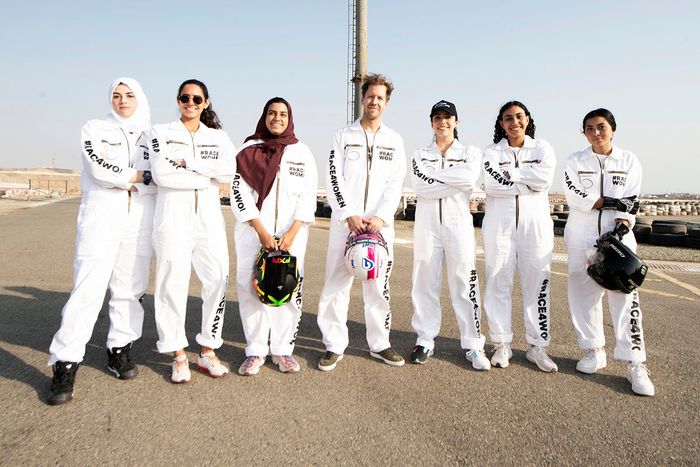 Sebastian Vettel, Aston Martin con mujeres de Arabia durante un evento de karting