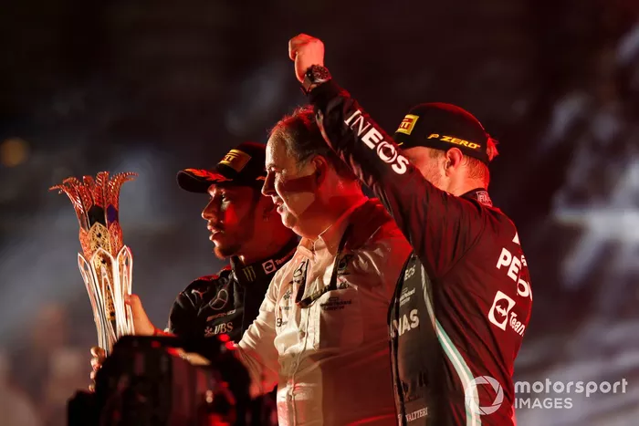 Podio: ganador Lewis Hamilton, Mercedes, Ron Meadows, director deportivo de Mercedes AMG, y tercer lugar Valtteri Bottas, Mercedes