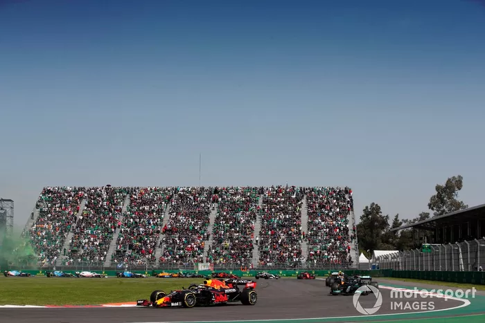 Max Verstappen, Red Bull Racing RB16B, Lewis Hamilton, Mercedes W12, Sergio Pérez, Red Bull Racing RB16B, y el resto de participantes