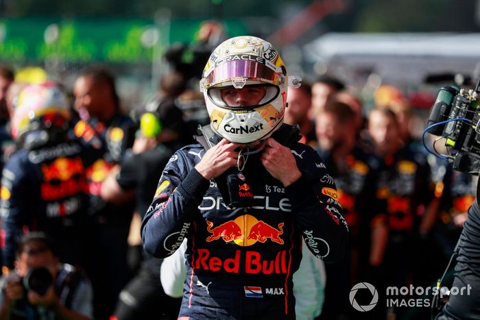 Max Verstappen, Red Bull Racing, 1ª posición, en Parc Ferme