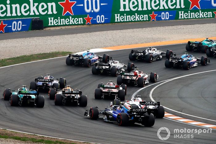 Yuki Tsunoda, AlphaTauri AT03, Esteban Ocon, Alpine A522, Fernando Alonso, Alpine A522, Pierre Gasly, AlphaTauri AT03, Zhou Guanyu, Alfa Romeo C42, el resto en la primera vuelta