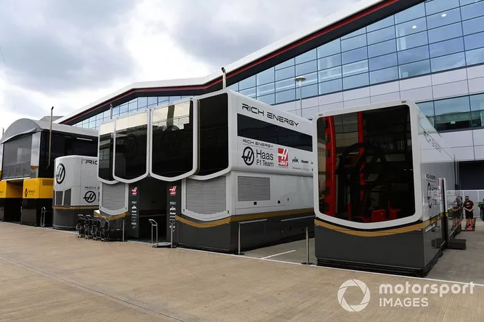 El garage de Haas F1 en el paddock