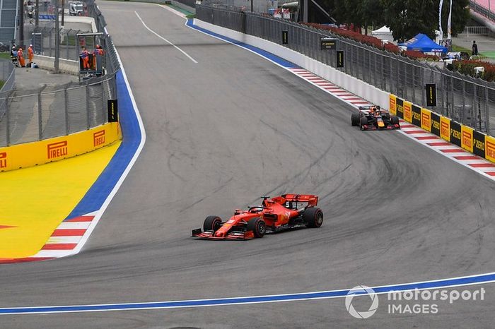 Sebastian Vettel, Ferrari SF90, precede Max Verstappen, Red Bull Racing RB15