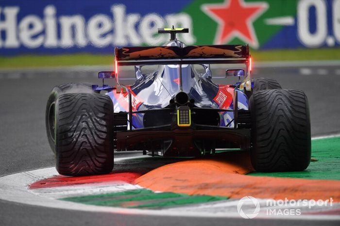 Pierre Gasly, Toro Rosso STR14, gira sobre un bordillo