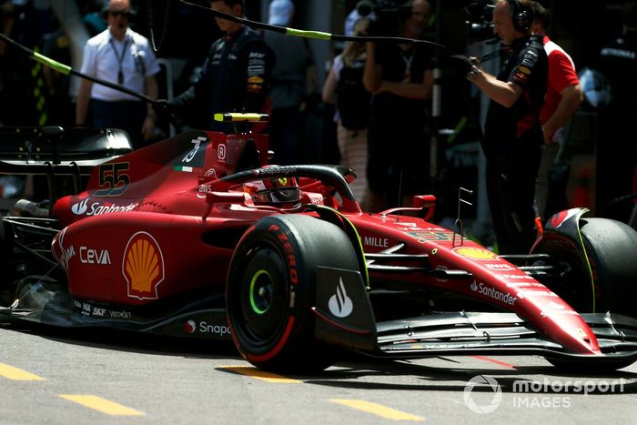 Carlos Sainz, Ferrari F1-75, en boxes