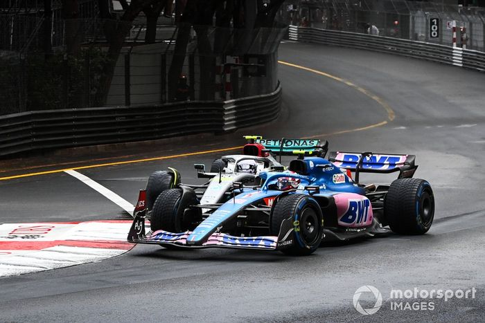 Esteban Ocon, Alpine A522, lucha con Lewis Hamilton, Mercedes W13