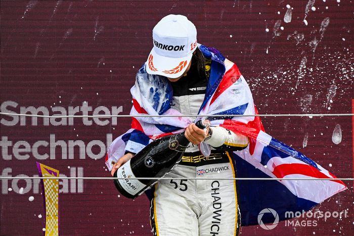 Podio: el ganadora de la carrera Jamie Chadwick, Jenner Racing, celebra con el champán