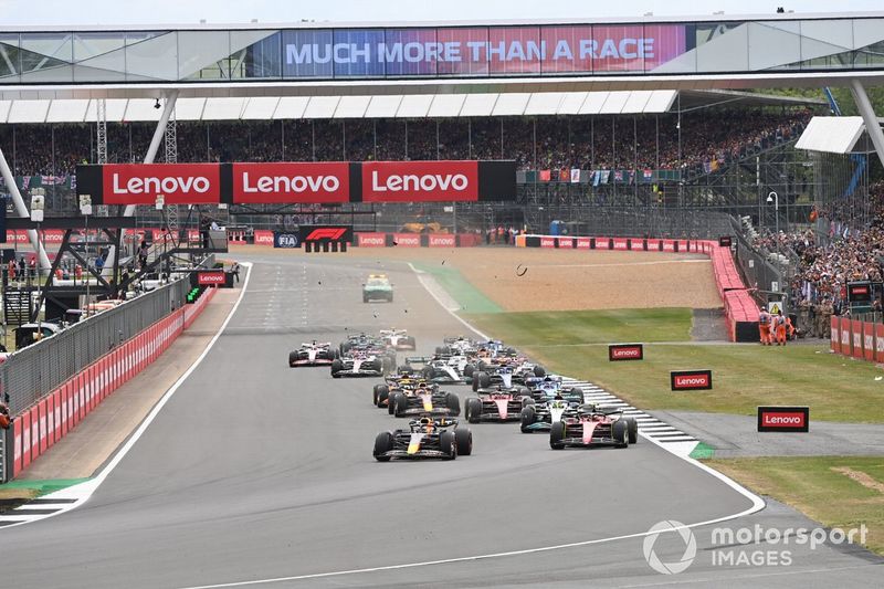 La carrera se pone en marcha y se produce un enorme accidente en el que se ven involucrados George Russell, Mercedes W13, Zhou Guanyu, Alfa Romeo C42, Alex Albon, Williams FW44, Esteban Ocon, Alpine A522, Yuki Tsunoda, AlphaTauri AT03