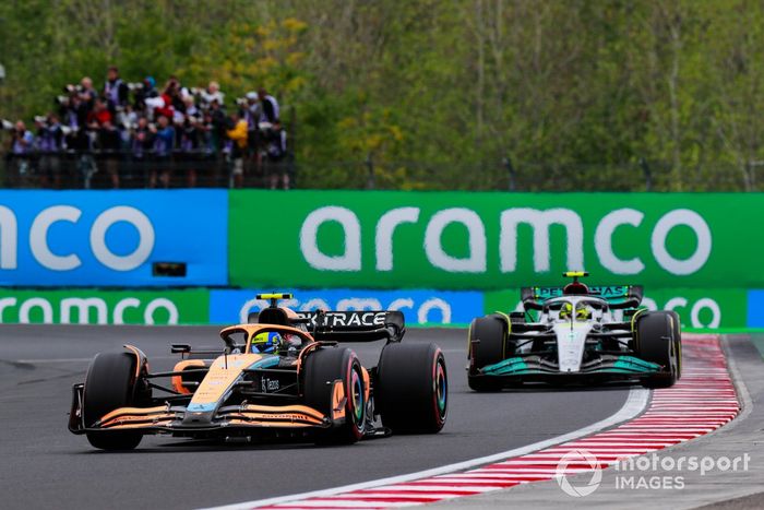Lando Norris, McLaren MCL36, Lewis Hamilton, Mercedes W13