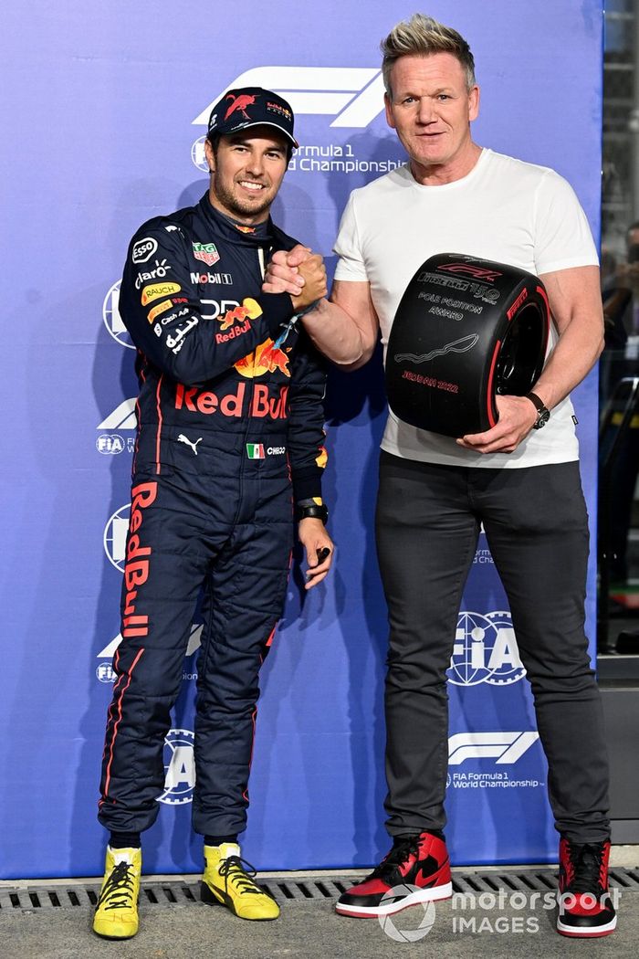 Sergio Pérez, de Red Bull Racing, recibe el premio Pirelli Pole Position de manos del Gordon Ramsay