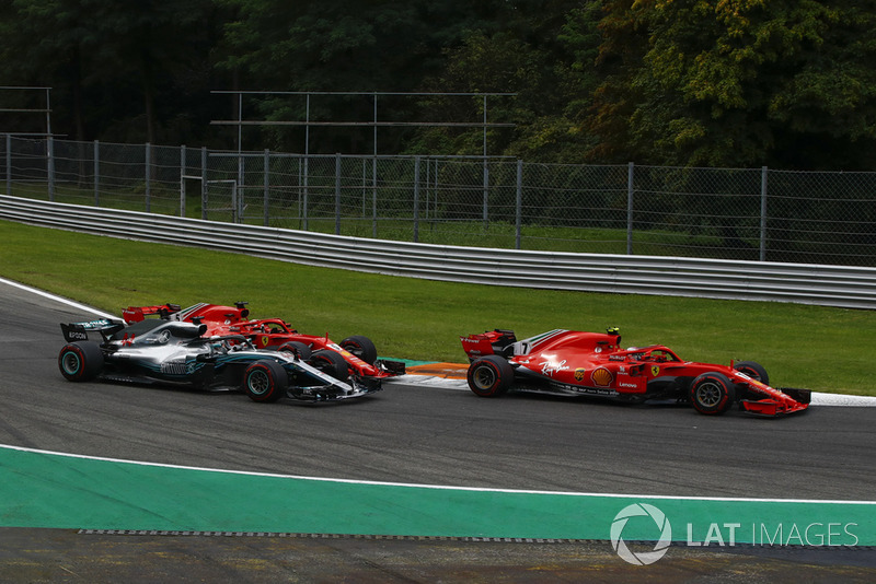 Kollision: Sebastian Vettel, Ferrari SF71H. Lewis Hamilton, Mercedes AMG F1 W09