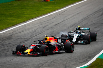 Max Verstappen, Red Bull Racing RB14, devant Valtteri Bottas, Mercedes AMG F1 W09